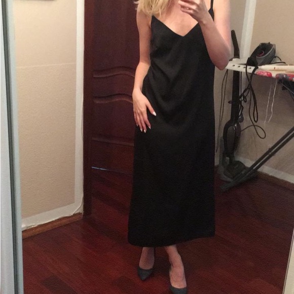 Elegant Black Midi Dress - Picture 7 of 7